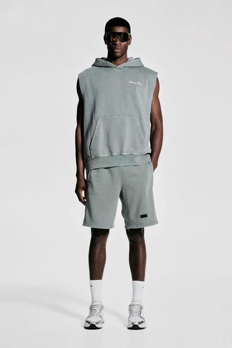 اتش اند ام هودي رياضي بدون أكمام بقصّة واسعة