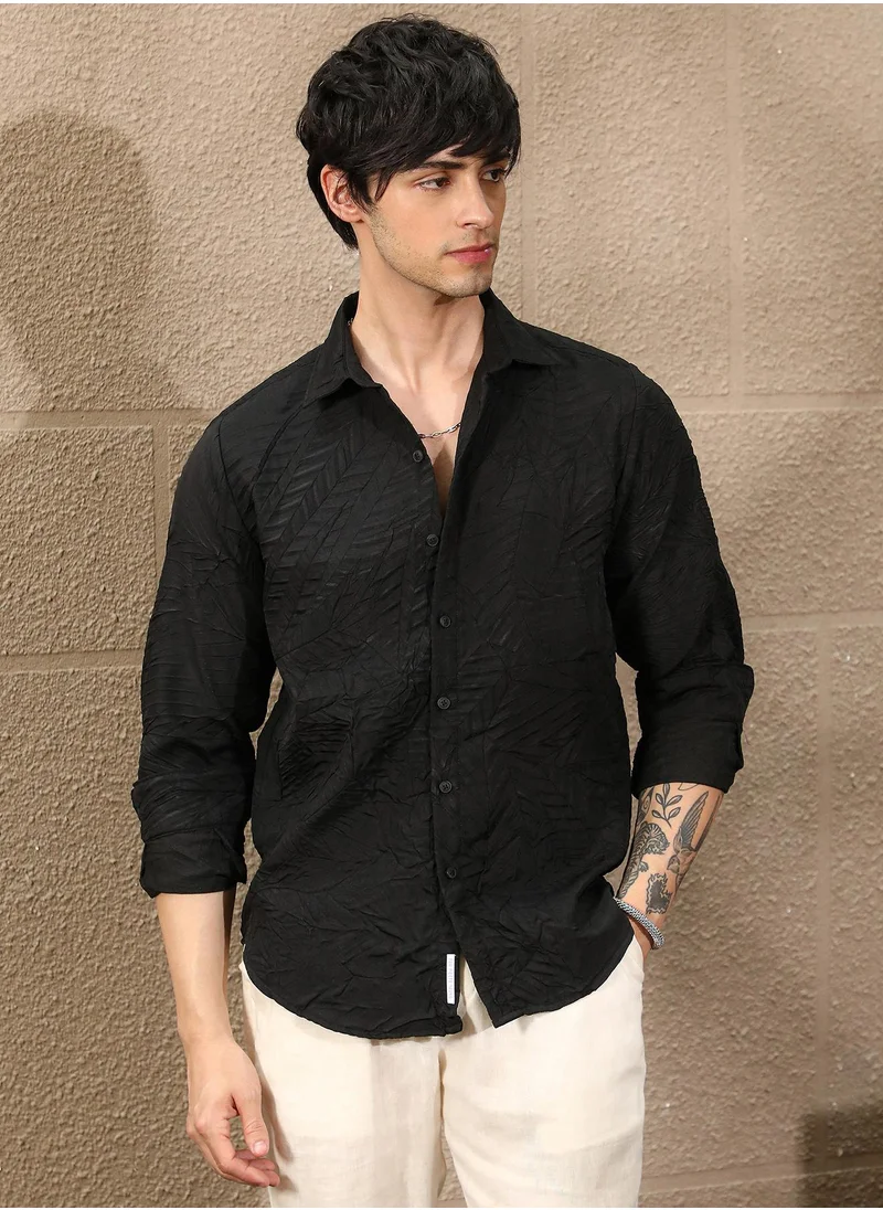 كامبوس سوترا Campus Sutra Men's Onyx Black Foliage-Tactile Shirt For Casual Wear | Spread Collar | Short Sleeve | Button Closure | Shirt Crafted With Comfort Fit For Everyday Wear