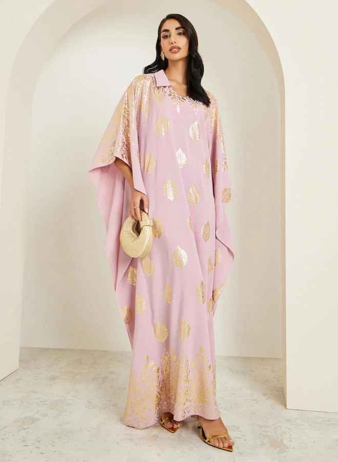 أميرة قفطان بياقة وطبعة ذهبية