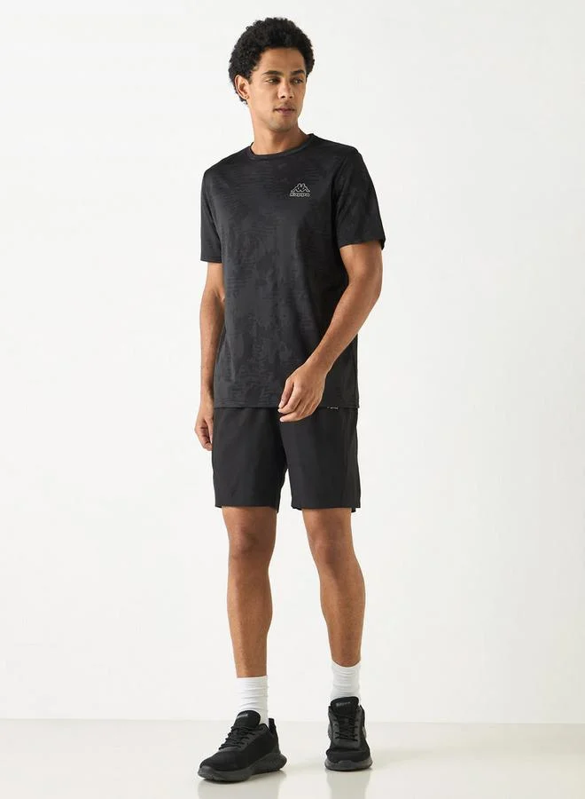 كابا شورت بخصر مطاطي وجيوب وطبعات شعار من كابا