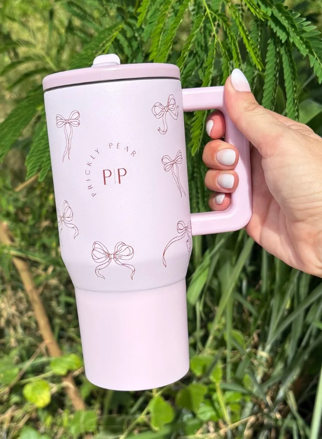 بريكلي بير زجاجة ماء من الفولاذ المقاوم للصدأ سعة 20 أونصة مرطبة من Pretty Bows