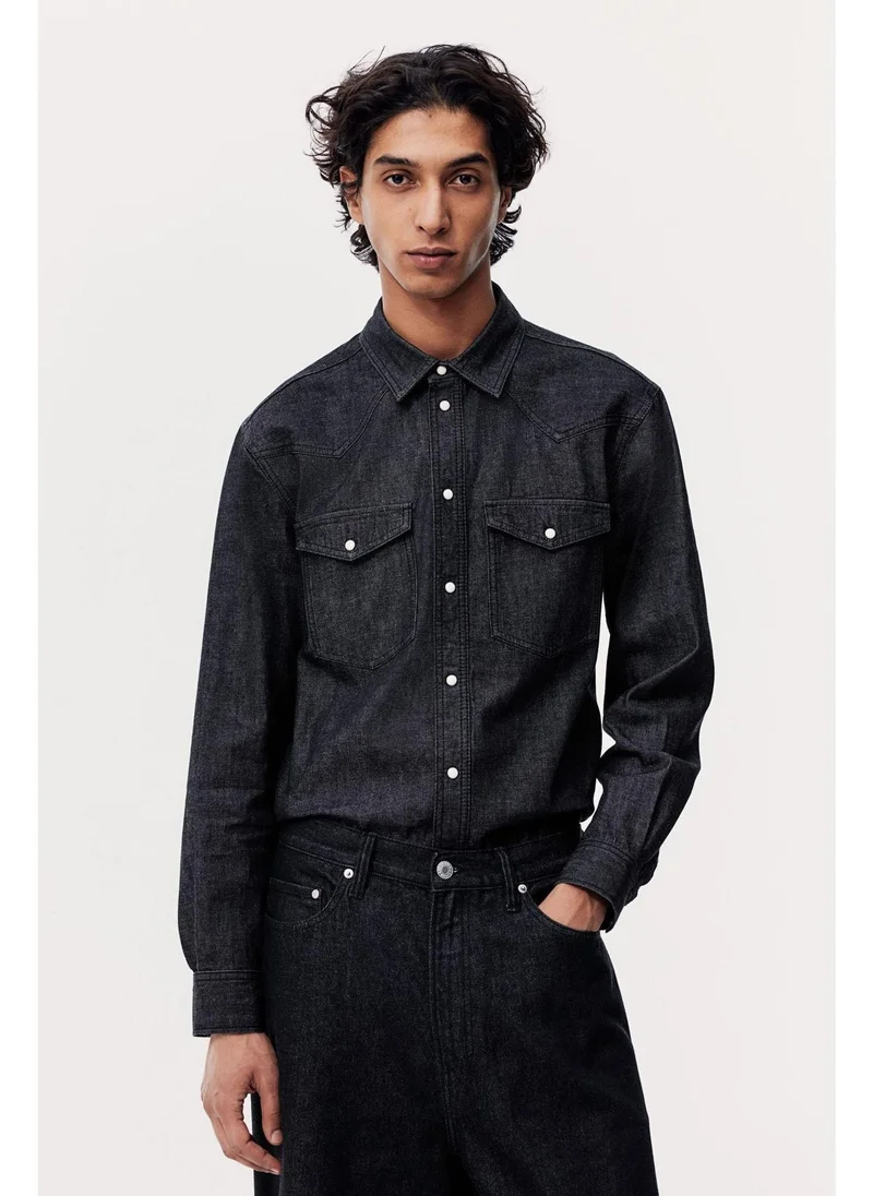 اتش اند ام قميص دنيم بقصّة عادية