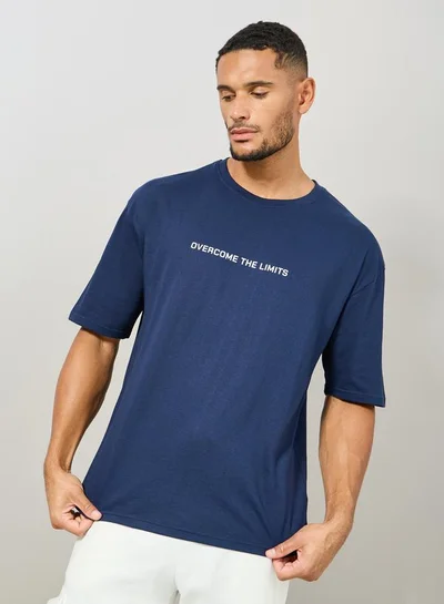 ستايلي اكتيف تيشيرت قطني كبير بطبعات أمامية وخلفية بأسلوب أثليجر