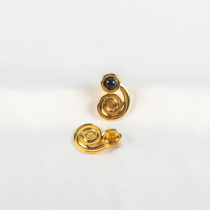 حلق أستانليس ستيل ذهبي مرصع بحجر أسود - Image 2