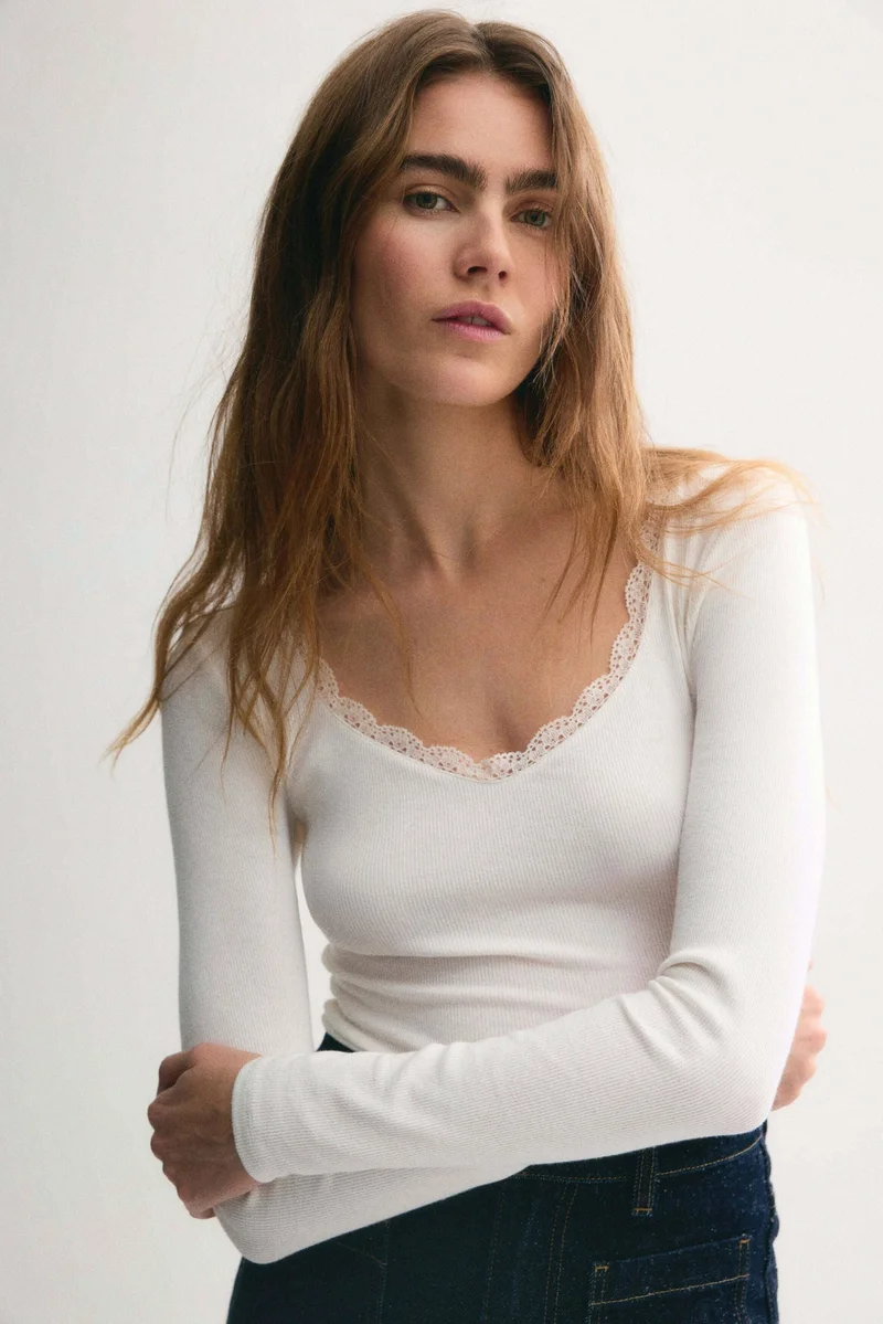 اتش اند ام بلوزة من الجيرسيه المرن