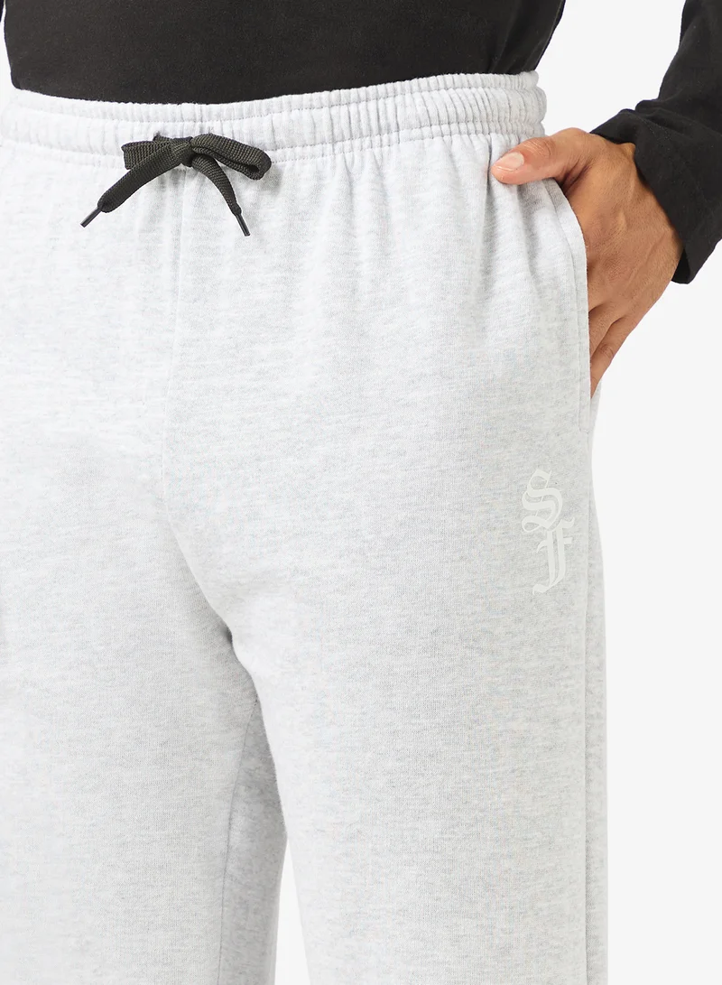 سفنتي فايف بيسيكس بنطلون رياضي فضفاض بتصميم نصي