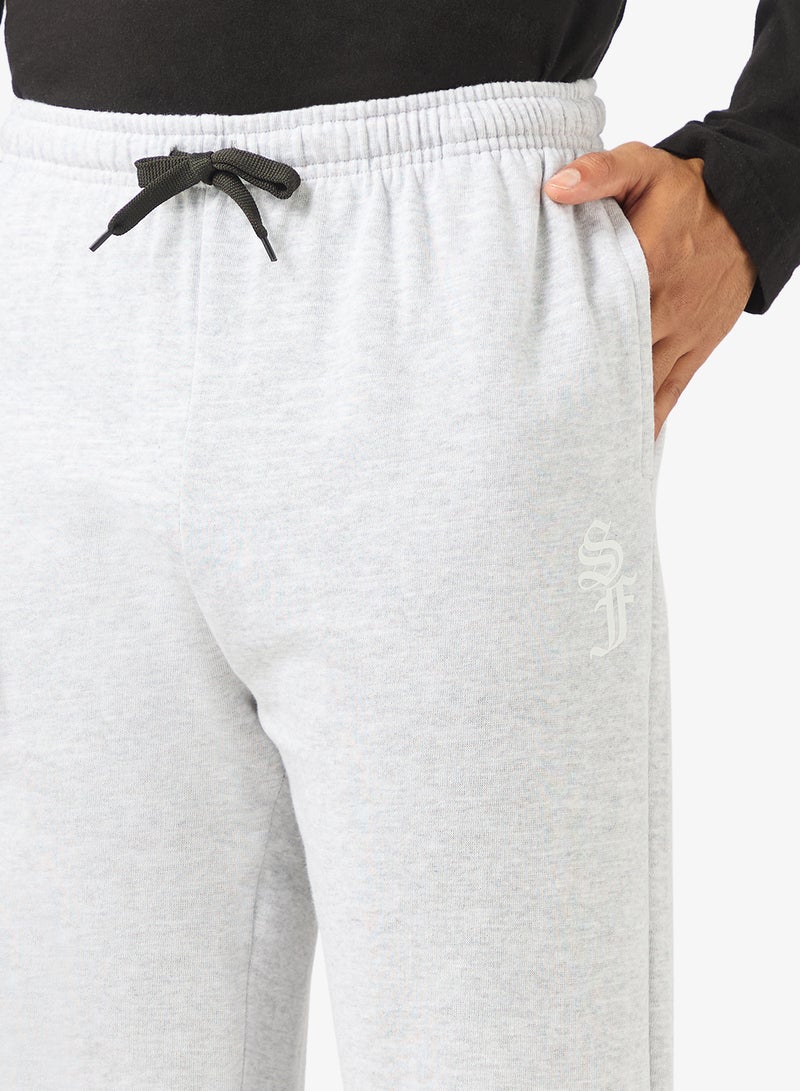 سفنتي فايف بيسيكس بنطلون رياضي فضفاض بتصميم نصي - Image 4