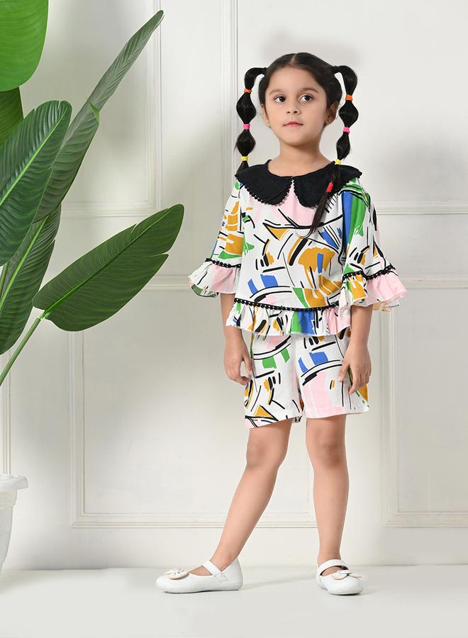 بيلا مودا طقم بلوزة وشورت بطبعات بياقة دائرية وحافة مكشكشة من بيلا مودا - Image 4