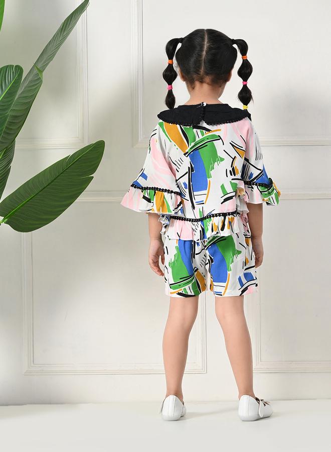 بيلا مودا طقم بلوزة وشورت بطبعات بياقة دائرية وحافة مكشكشة من بيلا مودا - Image 2