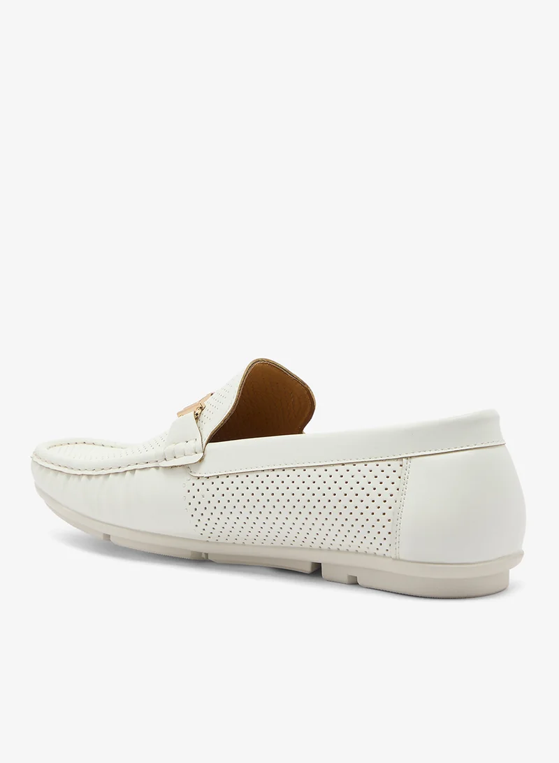 برايف سول حذاء رجالي من الجلد الصناعي المثقب بتفاصيل حلي معدنية ذهبية على شكل حصان