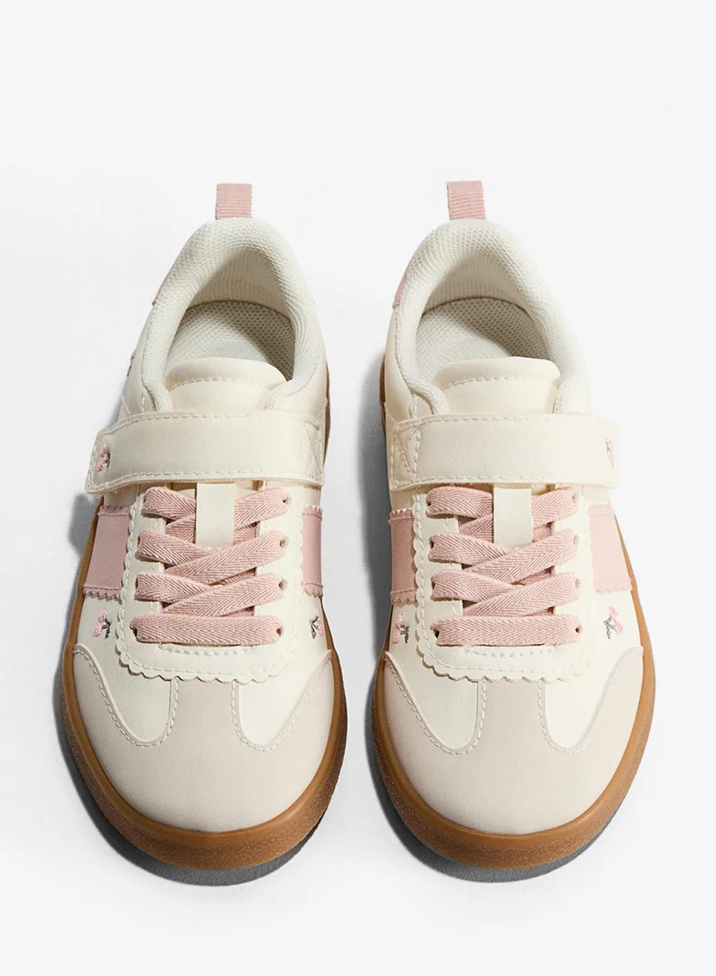 اتش اند ام حذاء رياضي