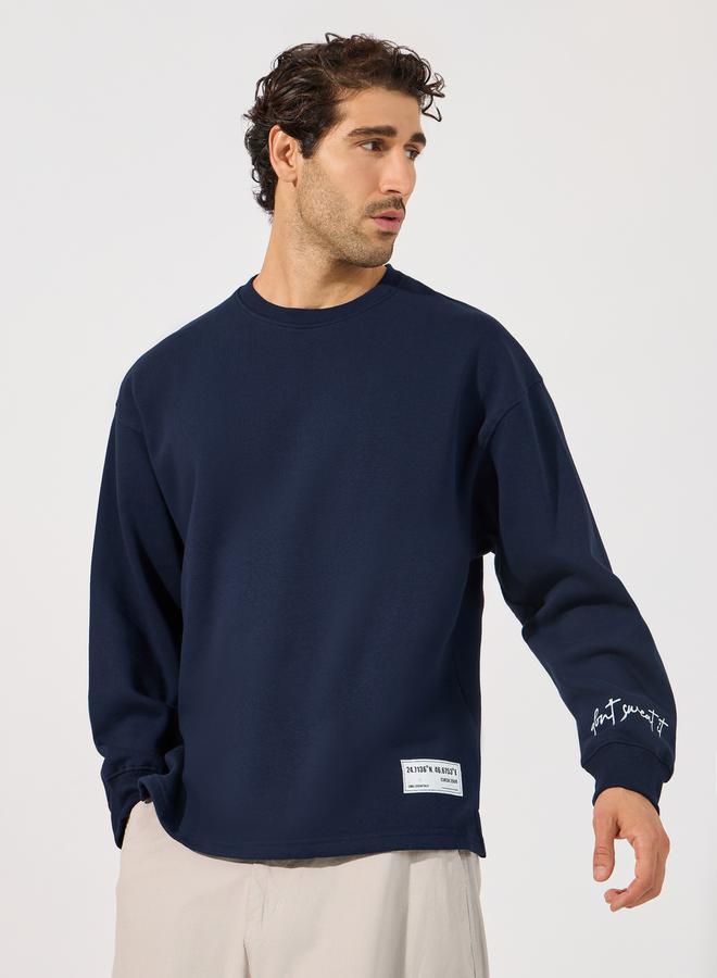 ستايلي سويت شيرت بوكسي بطبعة كتابة مع شارة - Image 1