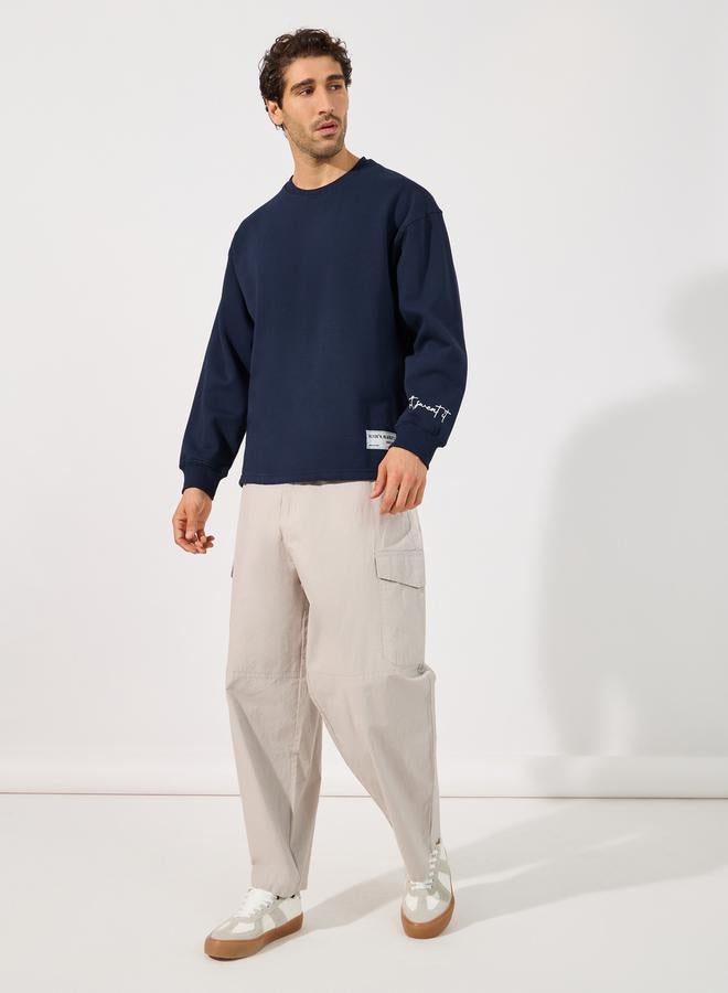 ستايلي سويت شيرت بوكسي بطبعة كتابة مع شارة - Image 2