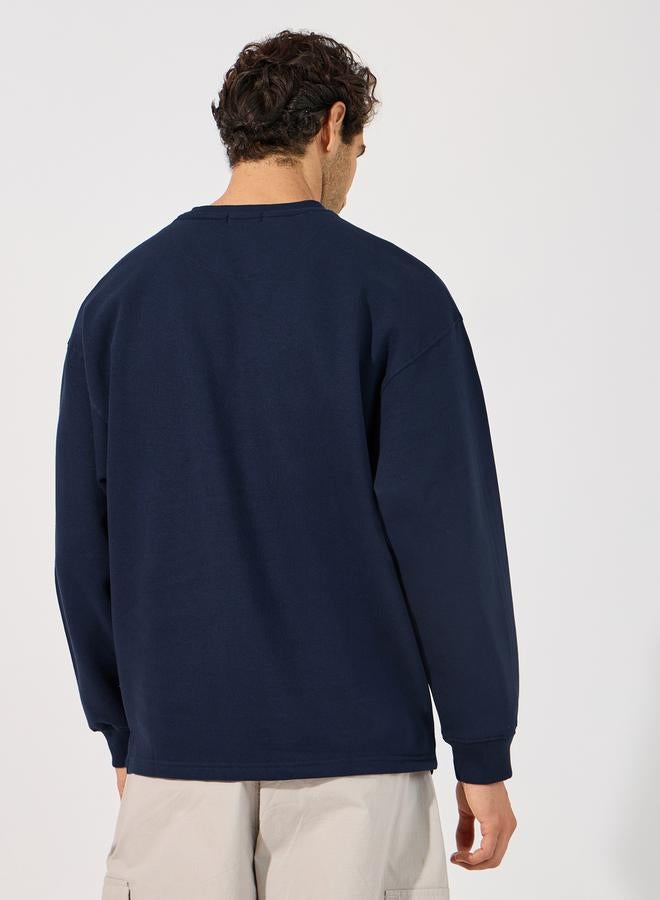 ستايلي سويت شيرت بوكسي بطبعة كتابة مع شارة - Image 4