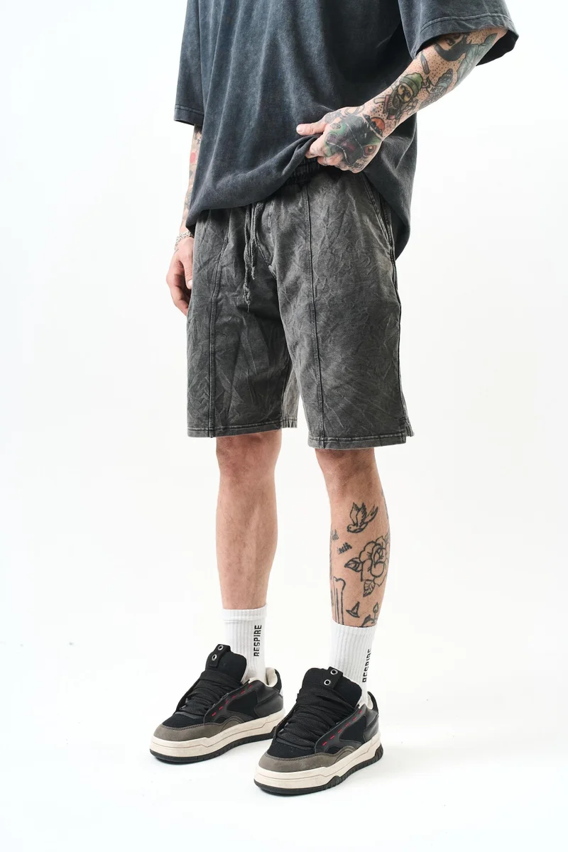 ريسباير شورت رجالي بحزام مطاطي وتفاصيل تطريز أمامي، أسود مغسول