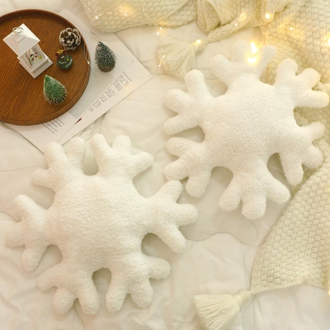 2 PCS 16 INCHES WINTER SNOWFLAKE THROW PILLOWS SNOWFLAKE SHAPED PILLOW WHITE WINTER DECORATIVE PLUSH CUTE PILLOW FOR CHRISTMAS COUCH SOFA BED DECORATION