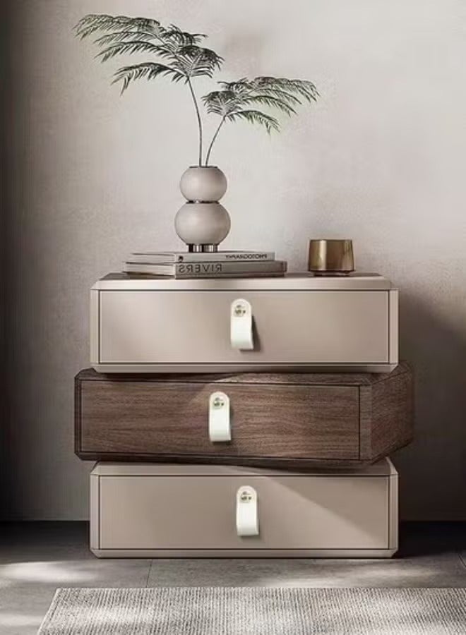 رافين طاولة جانبية خشبية متعددة الأغراض بتصميم عصري مغلفة بالجلد قابلة للدوران 360 درجة مع 3 أدراج وقاعدة متينة قوية وطاولة تخزين لغرفة النوم وغرفة المعيشة 50 × 40 × 52 سم (مجمعة بالكامل) - Image 2