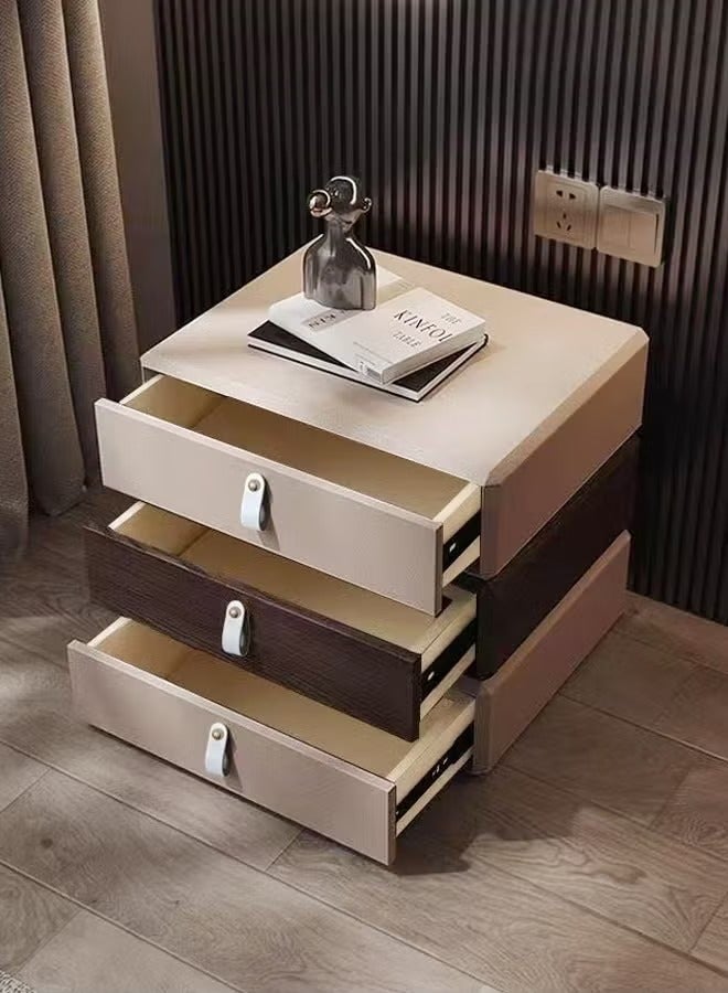 رافين طاولة جانبية خشبية متعددة الأغراض بتصميم عصري مغلفة بالجلد قابلة للدوران 360 درجة مع 3 أدراج وقاعدة متينة قوية وطاولة تخزين لغرفة النوم وغرفة المعيشة 50 × 40 × 52 سم (مجمعة بالكامل) - Image 4