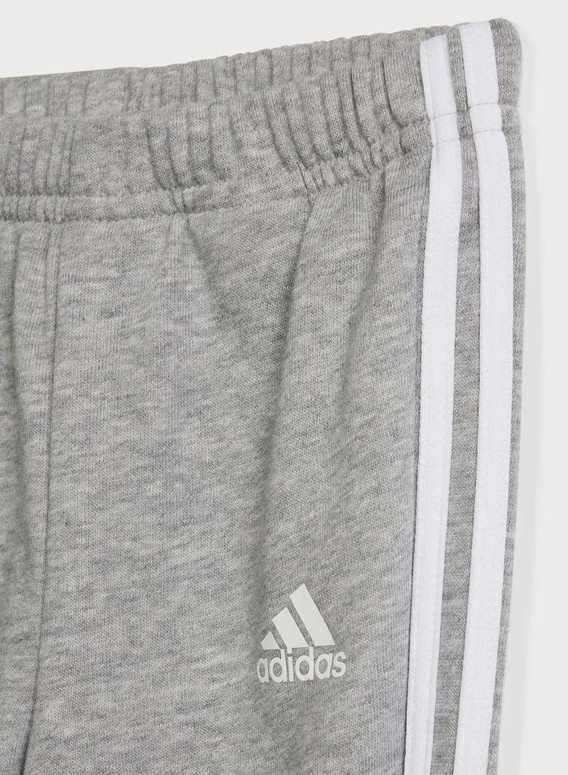adidas طقم ببنطال جوغر بثلاثة أشرطة للأطفال