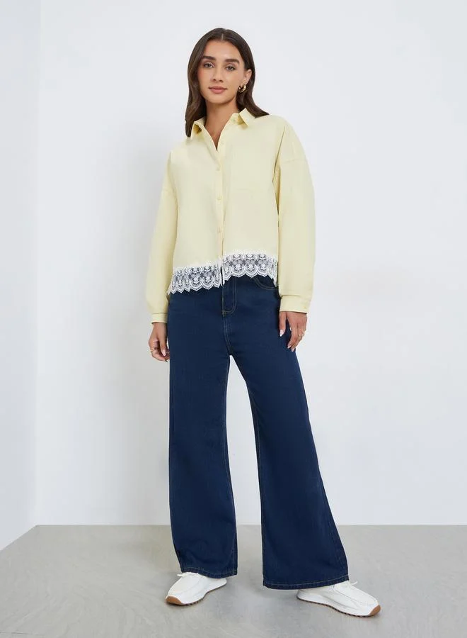 ستايلي بلوزة بتفاصيل دانتيل وأكمام طويلة