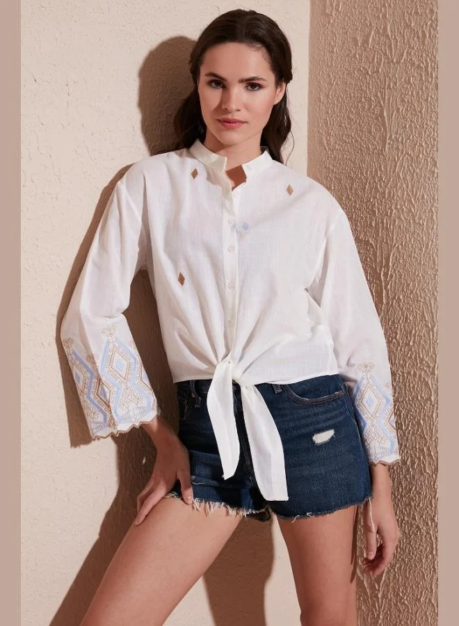 ليلا قميص نسائي بياقة قاضي وخصر مربوط مطرز بالقطن من ليلا
