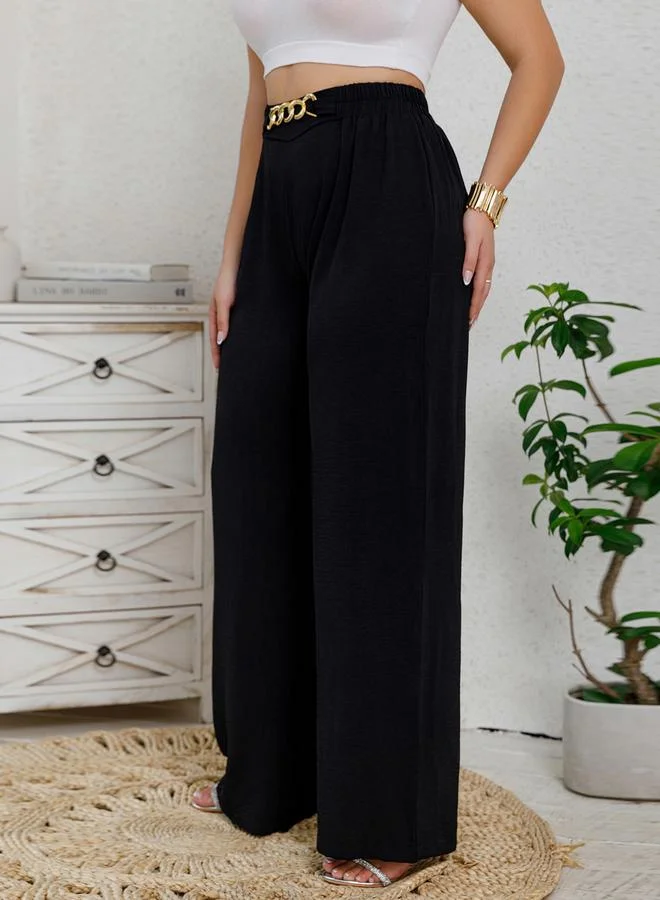 تايك تو بنطال بأرجل واسعة ومزين بسلسلة