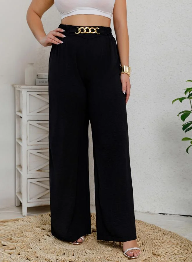 تايك تو بنطال بأرجل واسعة ومزين بسلسلة