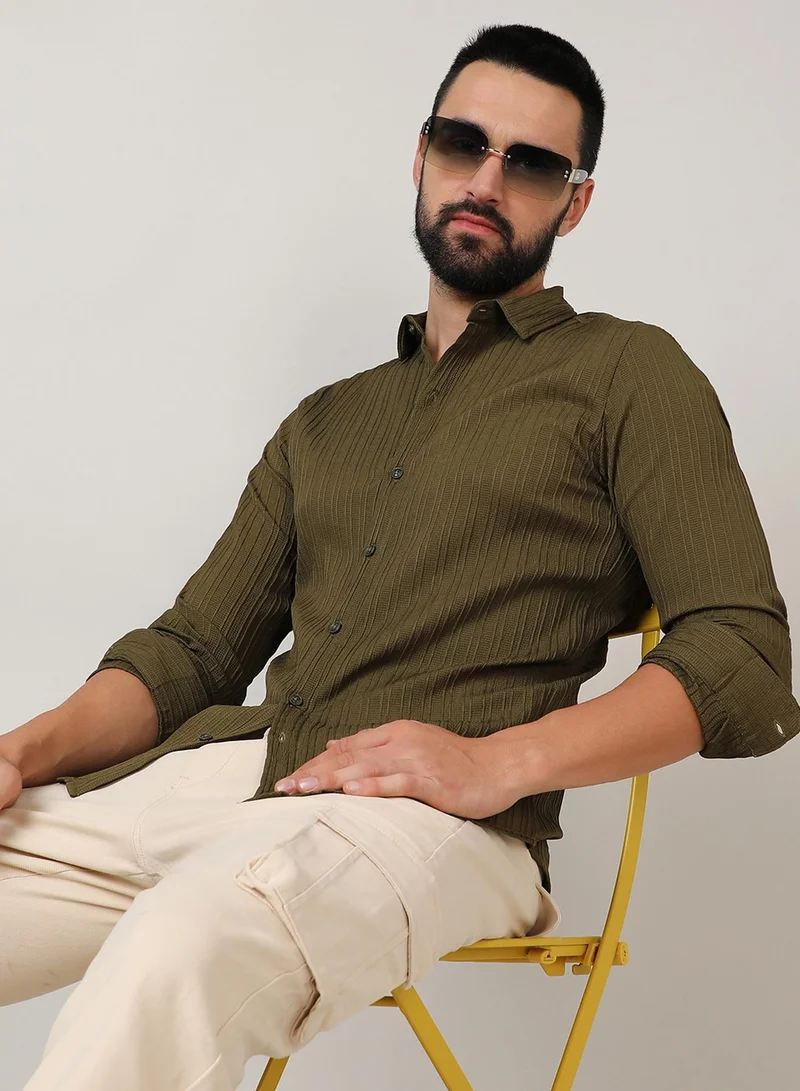 كامبوس سوترا قميص رجالي أخضر زيتوني بتصميم مخطط ذاتي للارتداء الكاجوال بياقة عريضة وأكمام طويلة وإغلاق بالأزرار، مصنوع براحة تامة للارتداء اليومي