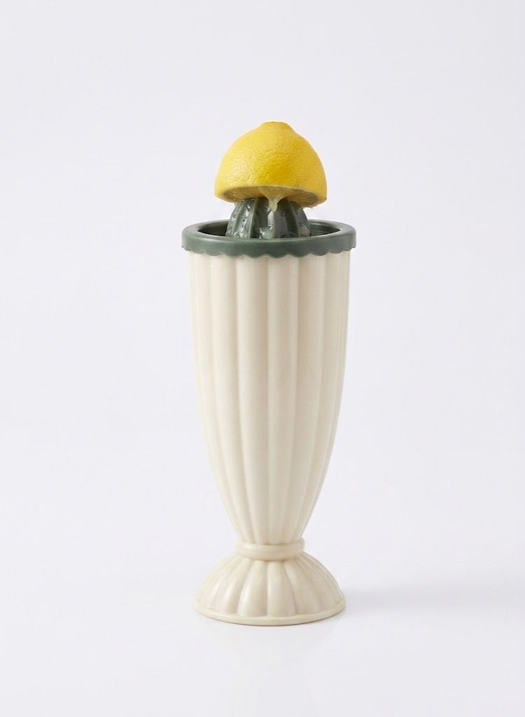2-in-1 Manual Citrus Juicer with Cup, Lid & Straw - Image 2