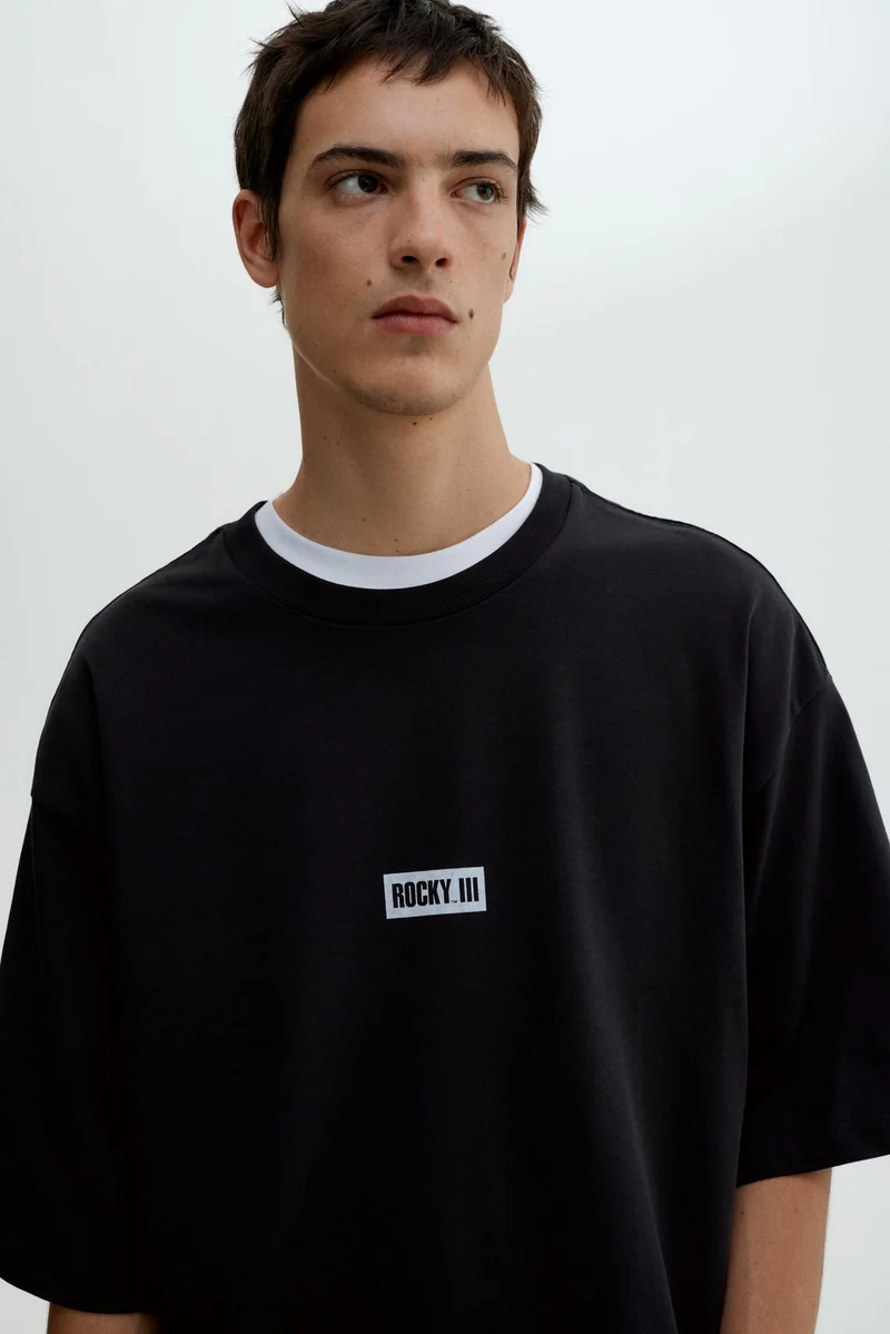 اتش اند ام تي-شيرت بقصة فضفاضة وطبعة مميزة