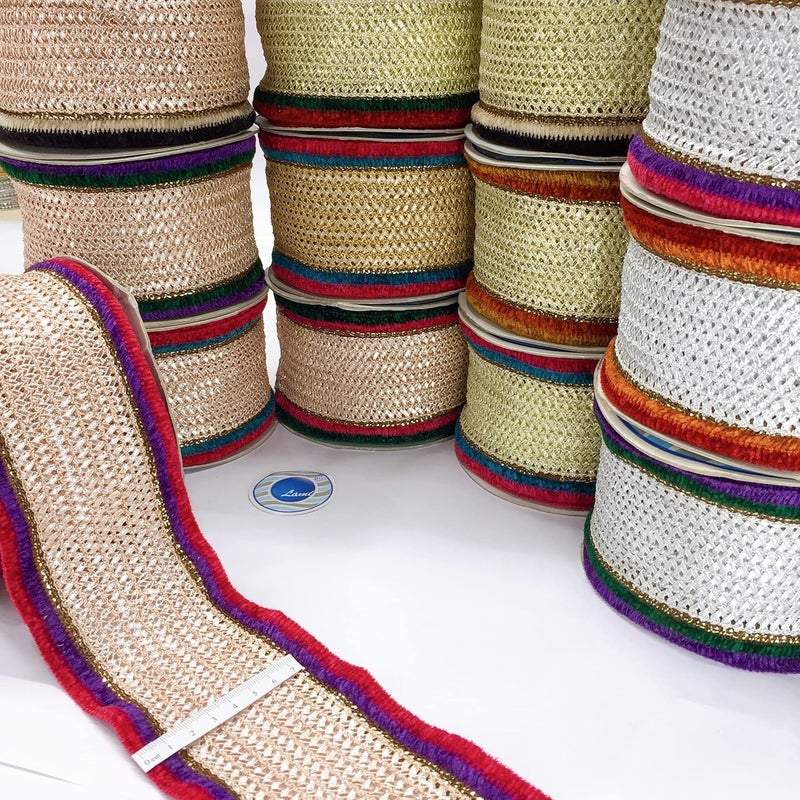 Lami لامي شريط قماش فضي بطول 9 متر مع حواف مخملية حمراء وخضراء، حواف ساري بناراسي، أشرطة، ساري زفاف، دوباتا، بدلة أناركالي، حواف هندية، زينة حواف - Image 2