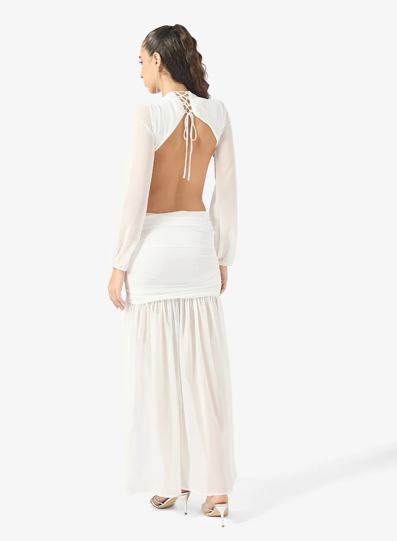 جينجر فستان بياقة عميقة وخصر منسدل