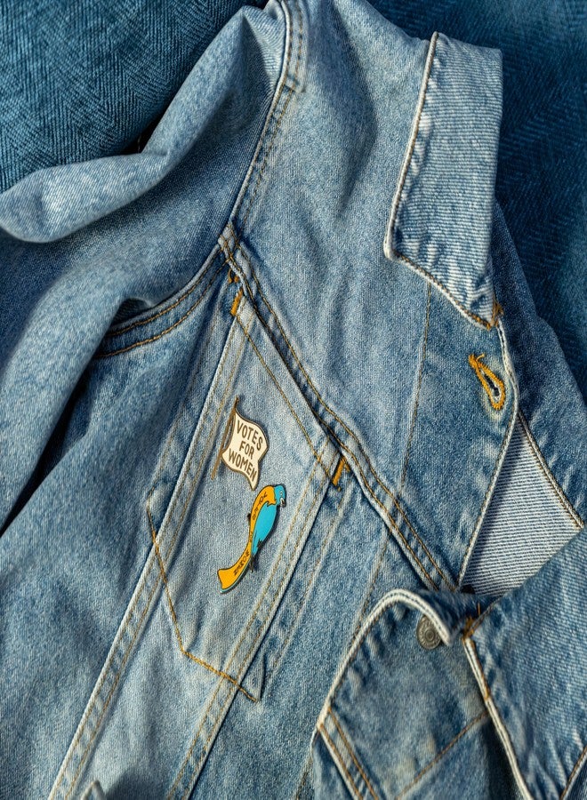 ذي أن إمبلويد فيلوسوفرز جيلد مجموعة دبابيس مينا تحمل رموز التعديل التاسع عشر من نقابة الفلاسفة العاطلين عن العمل - مزودة بمشابك خلفية مطاطية قوية، مجموعة من دبوسين - Image 3