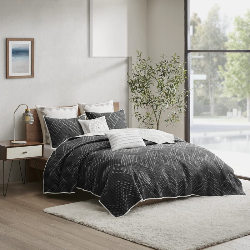 Ink+Ivy INKIVY Reversible Cotton Quilt Set  Trendy Chevron Design Summer Cover Breathable Coverlet Lightweight All Season Bedding Layer for Winter Matching Shams KingCal King104x92 Black 3 Piece
