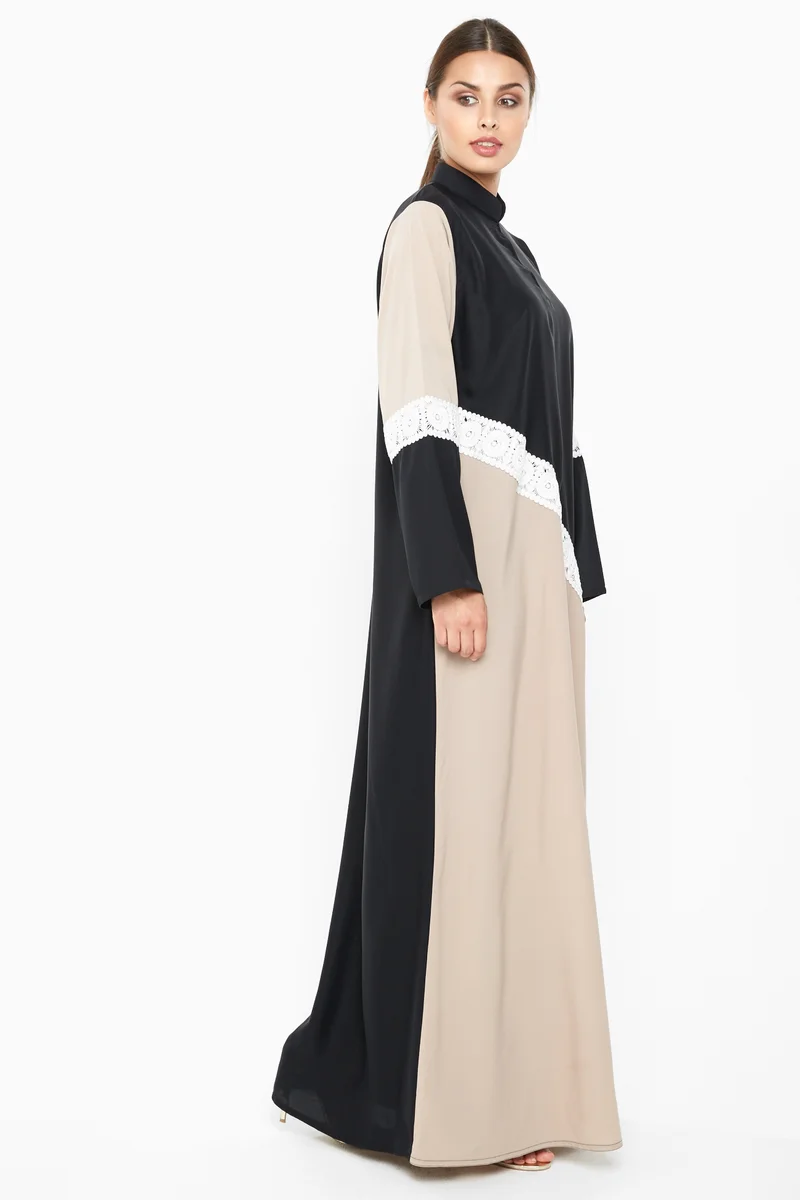 النخبة A classic duo-colored cross cut abaya with white lace detailing-AJ668A