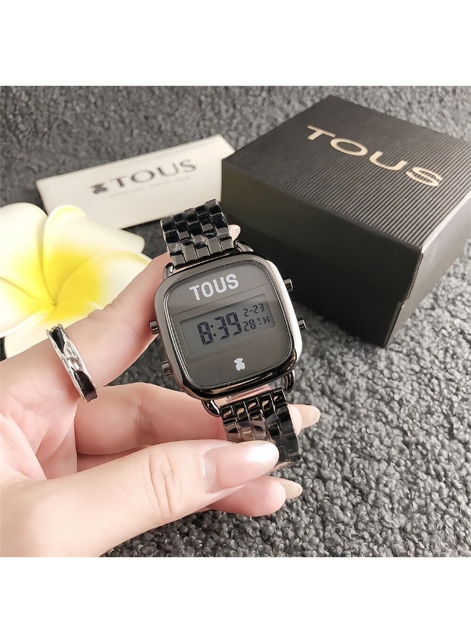 ساعة رقمية بتصميم أسود من TOUS