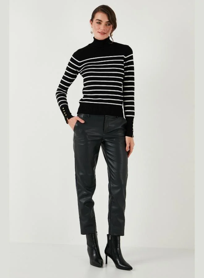 ليلا كنزة ليلا مخططة بقصة عادية بياقة عالية للنساء