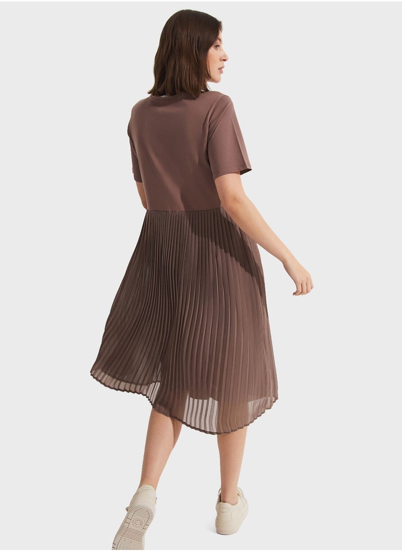 Pleated Crew Neck Dress - pzsku/ZD637154E1D8DB906BCEEZ/45/_/1722054097/2cb6baa4-c1fe-481d-822d-59ac5ceebc76