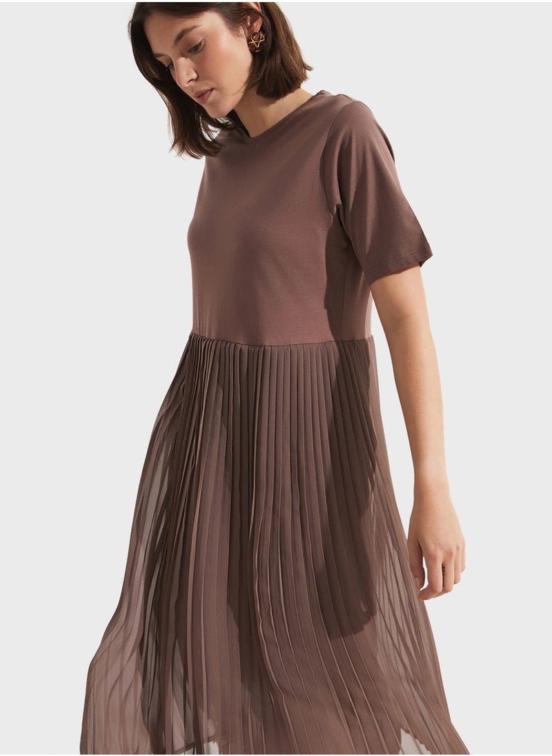 Pleated Crew Neck Dress - pzsku/ZD637154E1D8DB906BCEEZ/45/_/1722054098/c069f5e2-7a96-4a4f-af05-8bd454ed592e