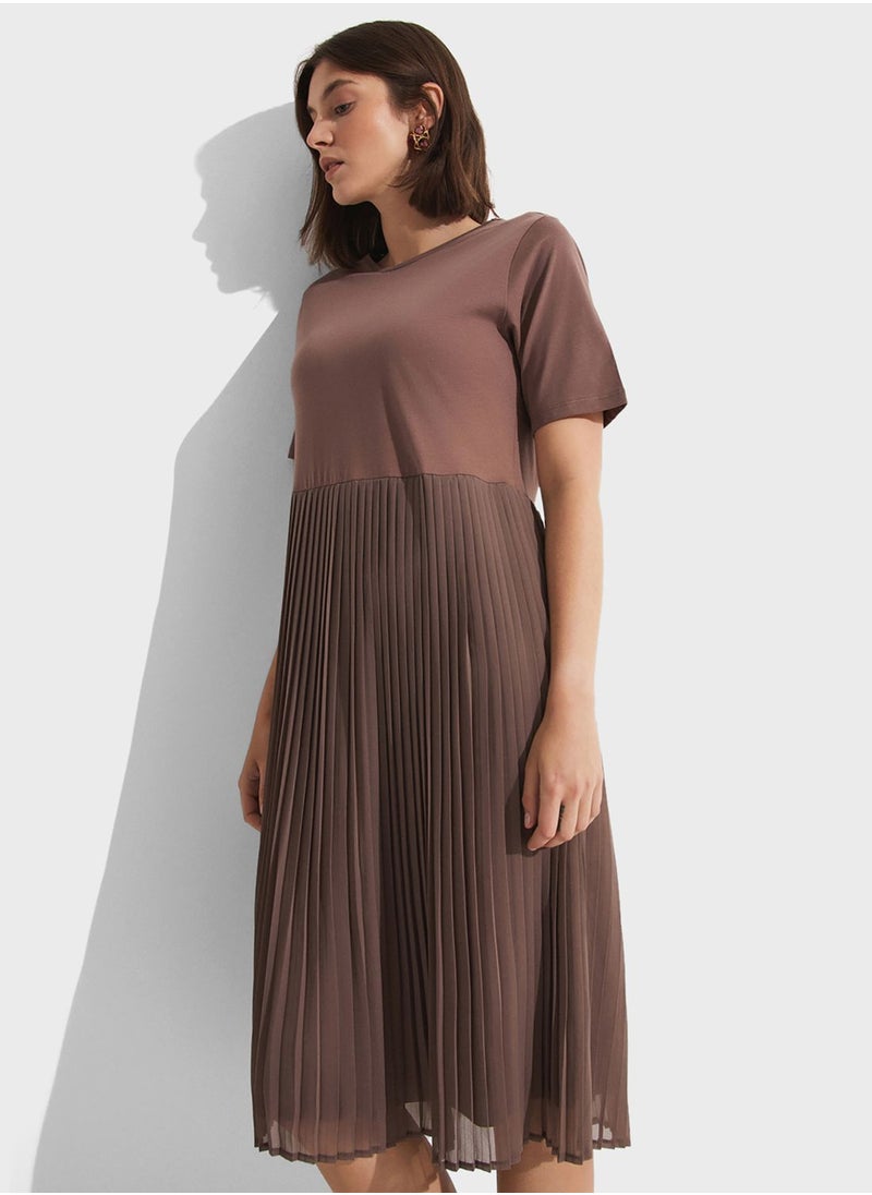 Pleated Crew Neck Dress - pzsku/ZD637154E1D8DB906BCEEZ/45/_/1722054107/b1cd48ba-7974-43a8-b062-d736eb46b2b7