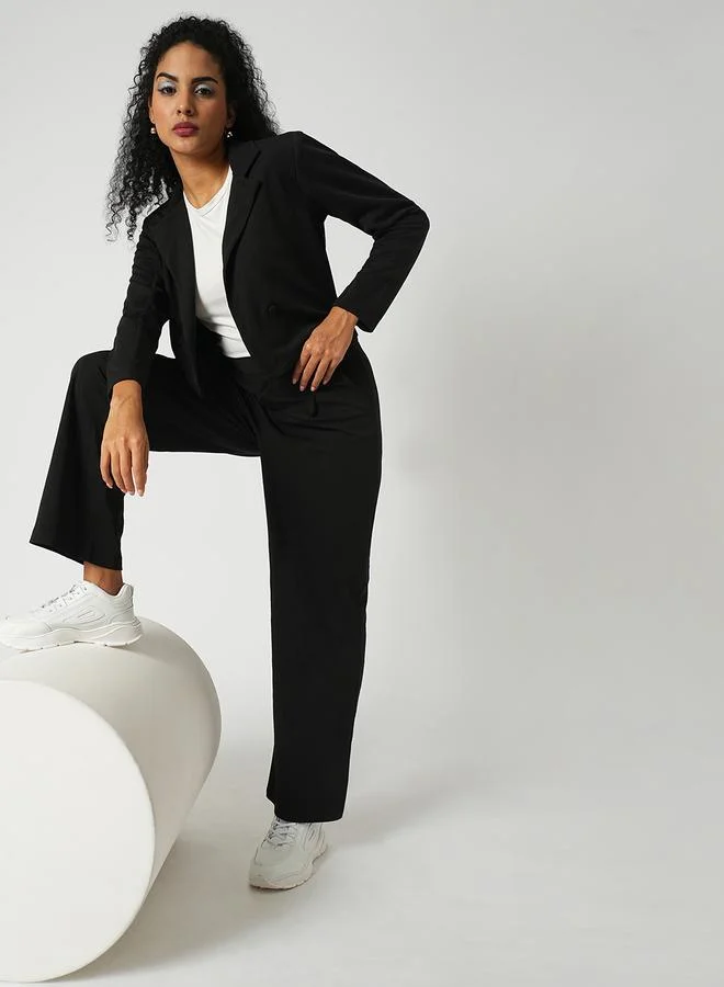 جلو باص طقم منسق من بنطال وبليزر قصير