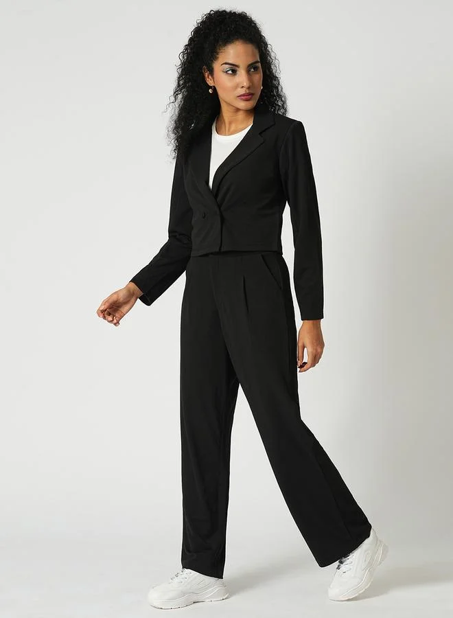 جلو باص طقم منسق من بنطال وبليزر قصير