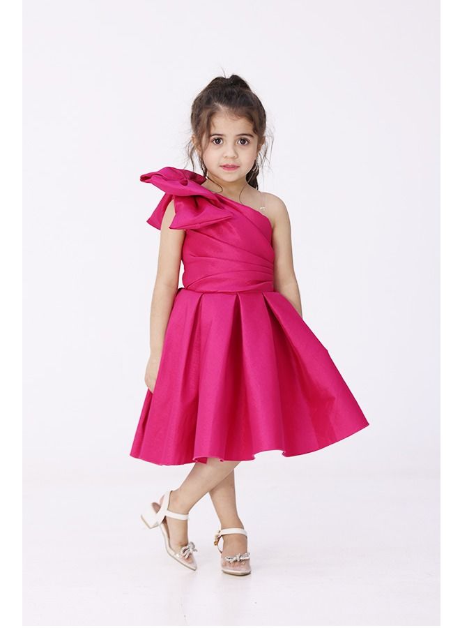 مودرن ديزاين فستان بناتي سهرة فخم  من خامة التفته الفاخرة  كتف واحد مزين بفونكة انيقة في الكتف - Image 1