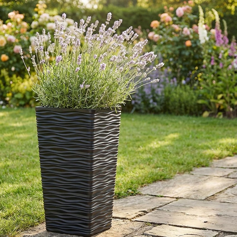 وورث حاوية زراعة طويلة سوداء من Garden (عبوة من 2) - أواني نباتات مربعة مستدقة من البلاستيك للاستخدام الداخلي والخارجي - ارتفاع 22 بوصة - تشطيب مموج حديث لأواني الزهور المزخرفة لحاويات الشرفة الأمامية والطابق السطحي - Image 5