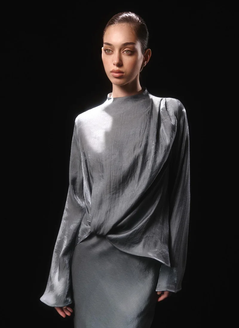 ليتشي بلوزة غير متماثلة من قماش لامع