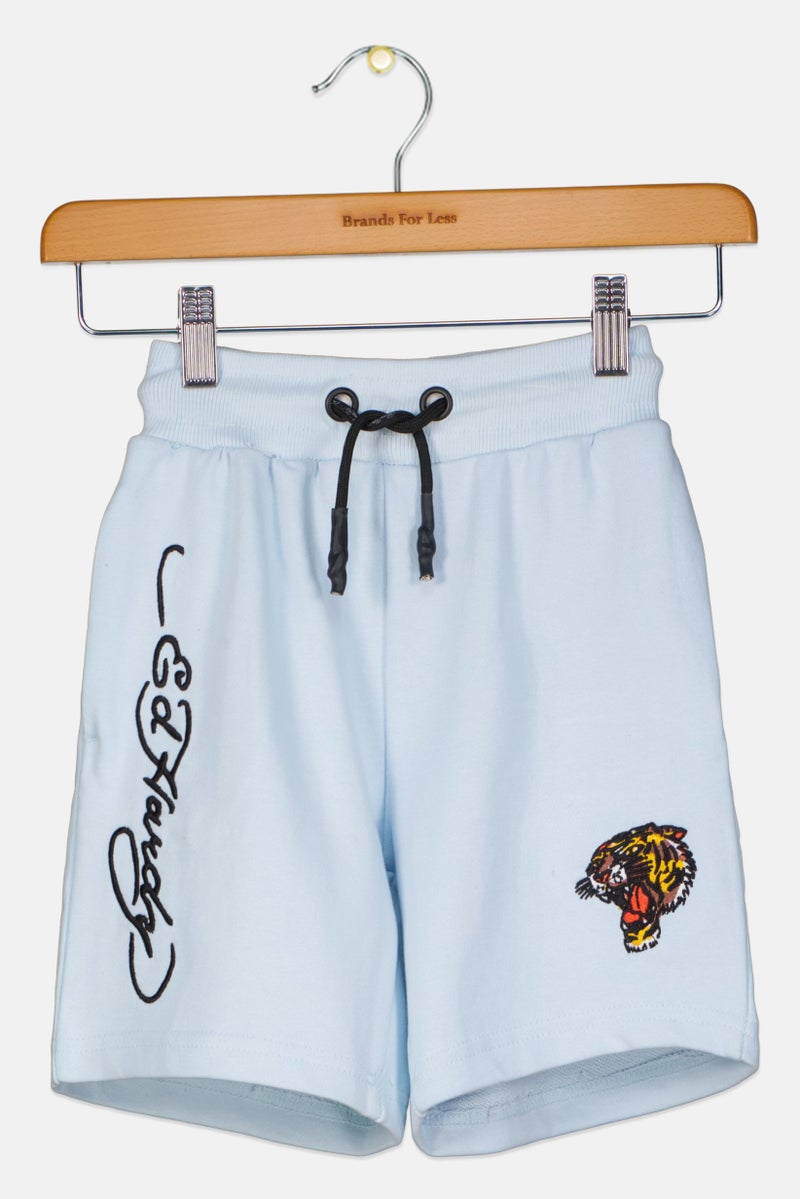 Ed Hardy شورتات أساسية مزينة بشعار للأطفال الأولاد، أزرق فاتح - Image 1