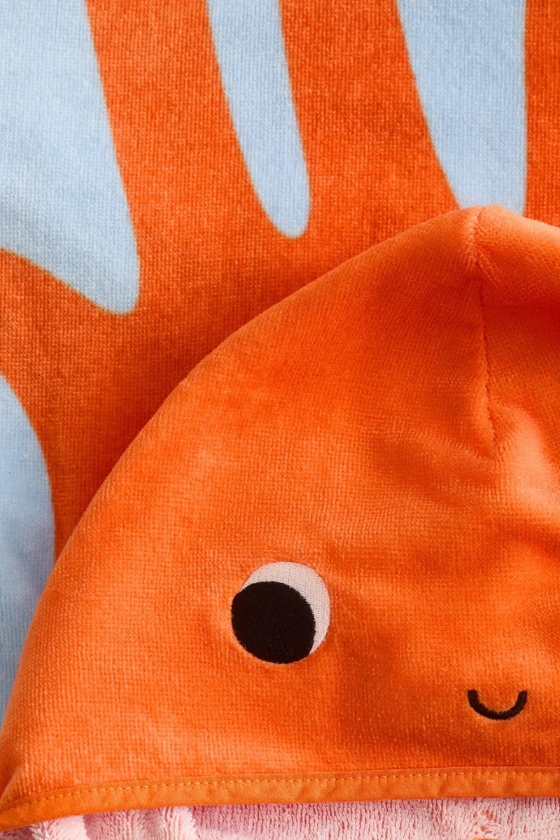 اتش اند ام منشفة بتصميم بونشو