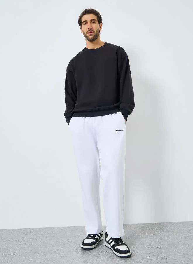 ستايلي جوغر مريح بحافة مفتوحة وتفاصيل مُطرّزة