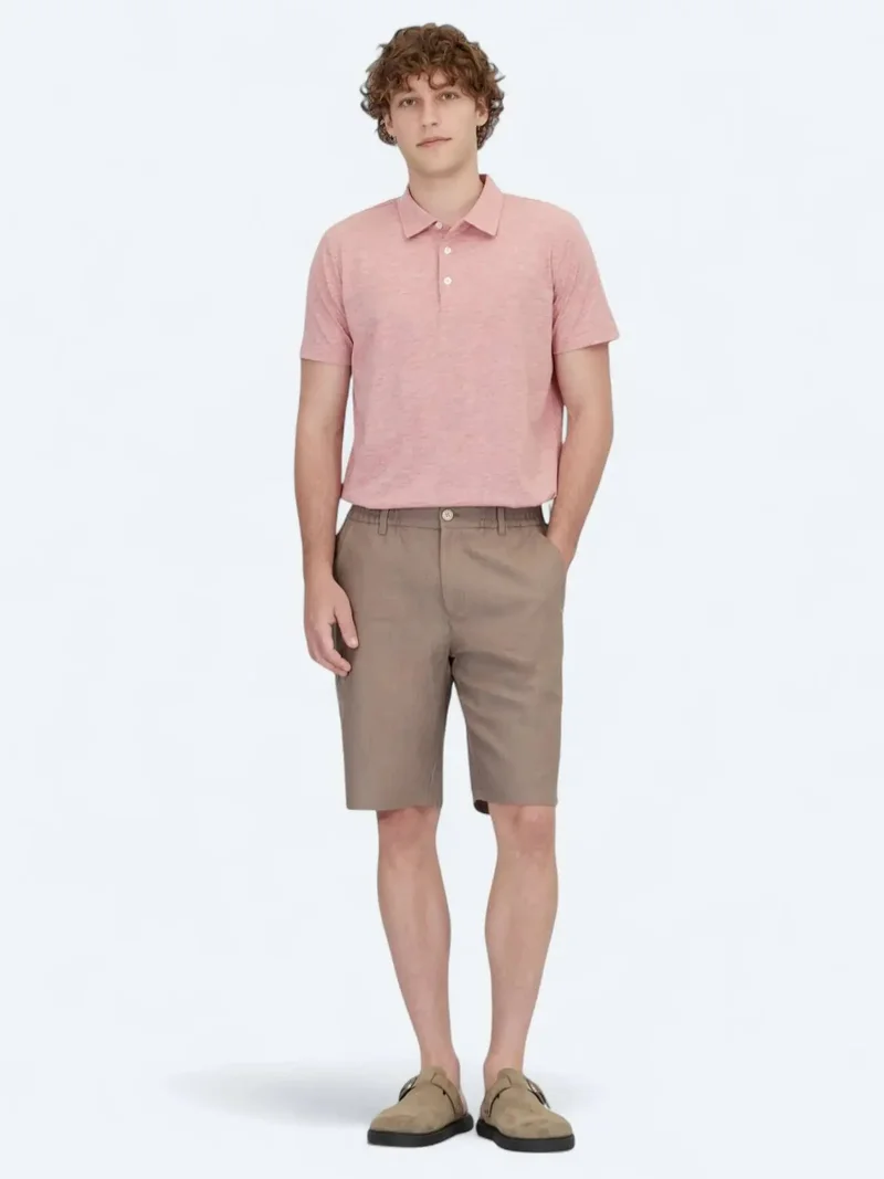 كيب شورت رياضي من مزيج القطن بلون المنك الداكن، بقصة مريحة وعصرية.