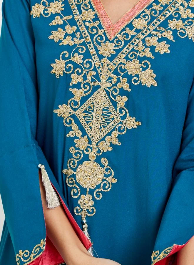 أميرة أميرة جلابية زرقاء مطرزة -